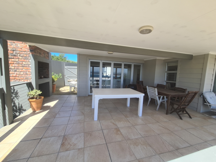To Let 4 Bedroom Property for Rent in Vleesbaai Western Cape